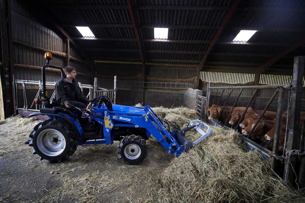 Solis kis traktor az állatok körül is hasít